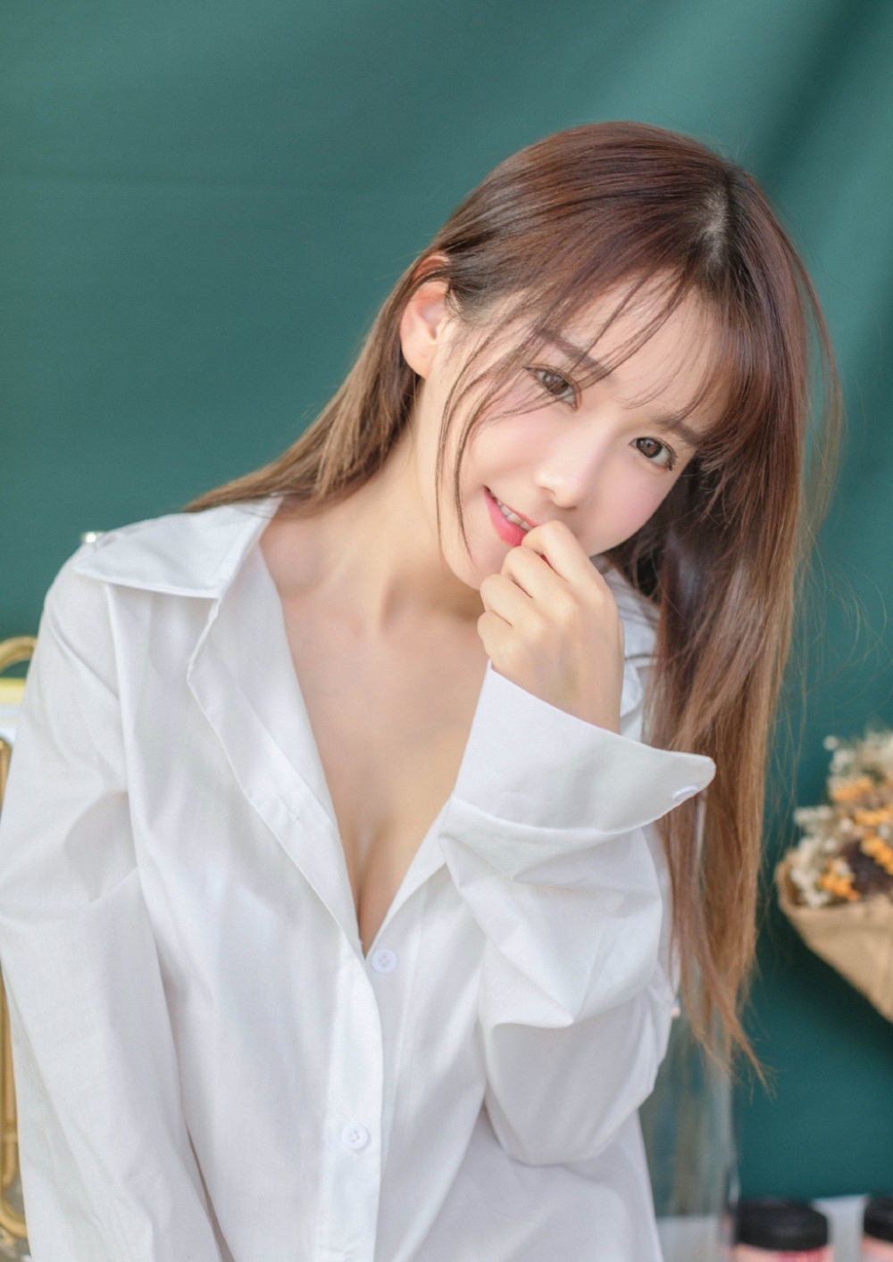 气质女神棕色头发白衬衫大长腿苗条身材美女任你摸