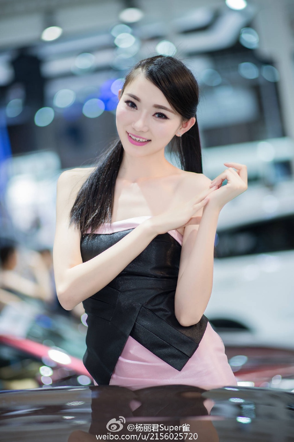 嫩白皮肤美女车模