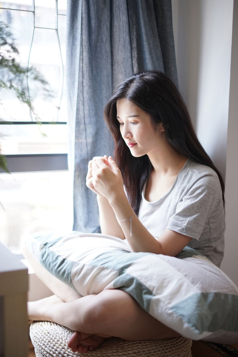 美女吊带内衣深沟美乳诱惑美臀性感写真