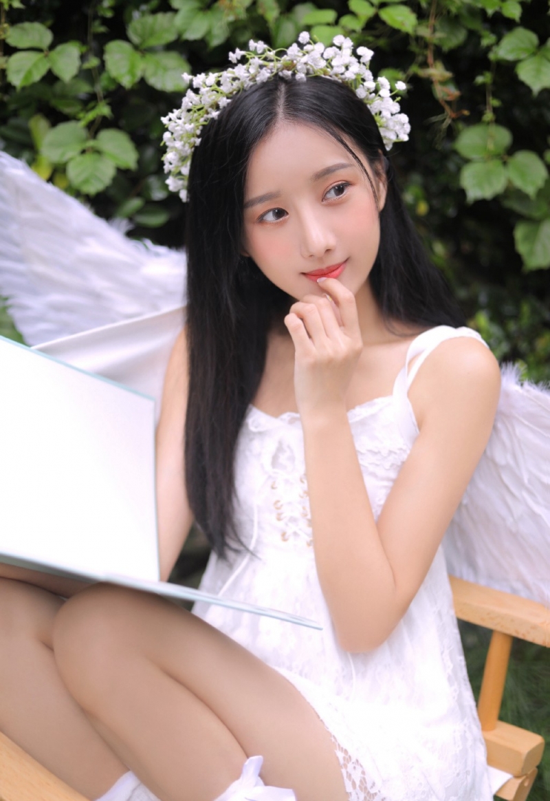 甜美女生肤白貌美清纯写真