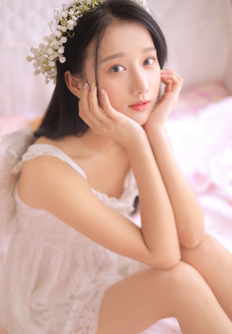 甜美女生肤白貌美清纯写真