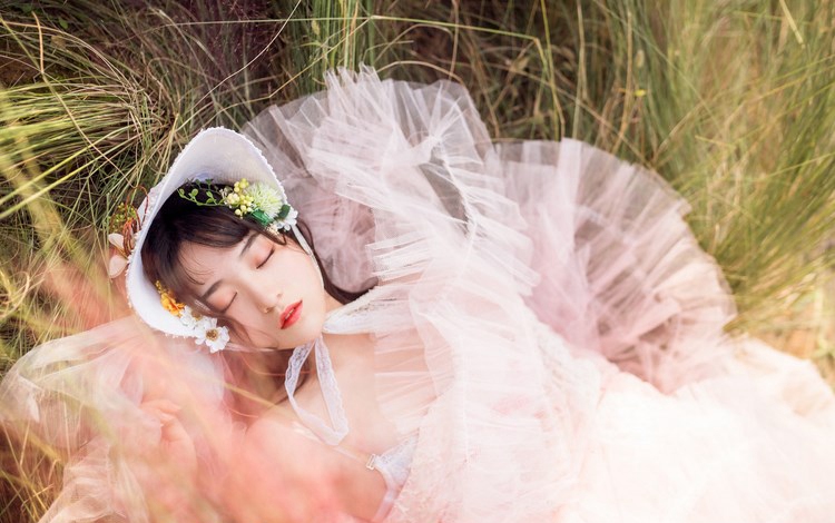女子深V装迷你短裙 长腿丝袜惹火性感