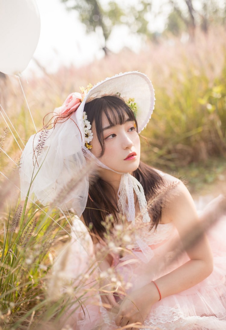 女子深V装迷你短裙 长腿丝袜惹火性感