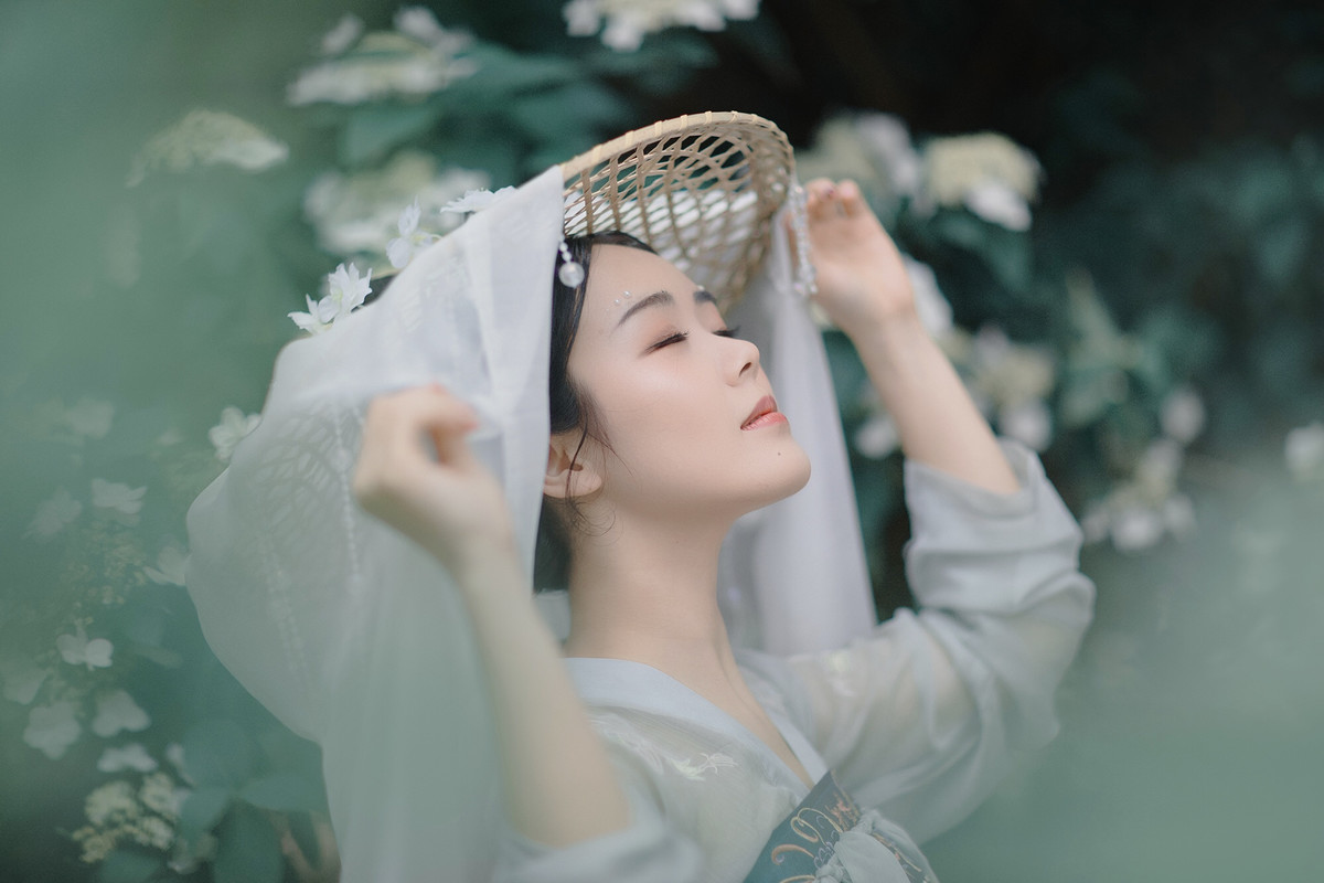 撑纸伞的汉服美女雨中唯美梦幻小清新古装写真