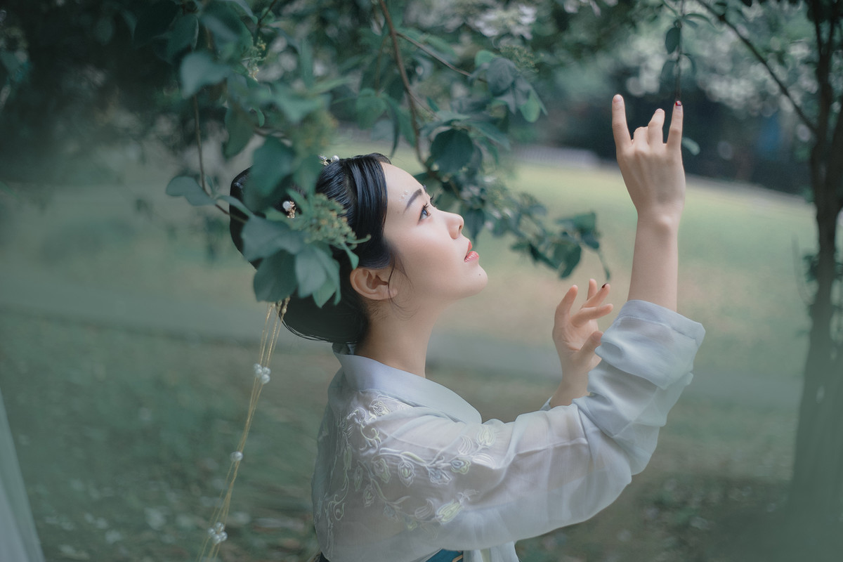撑纸伞的汉服美女雨中唯美梦幻小清新古装写真