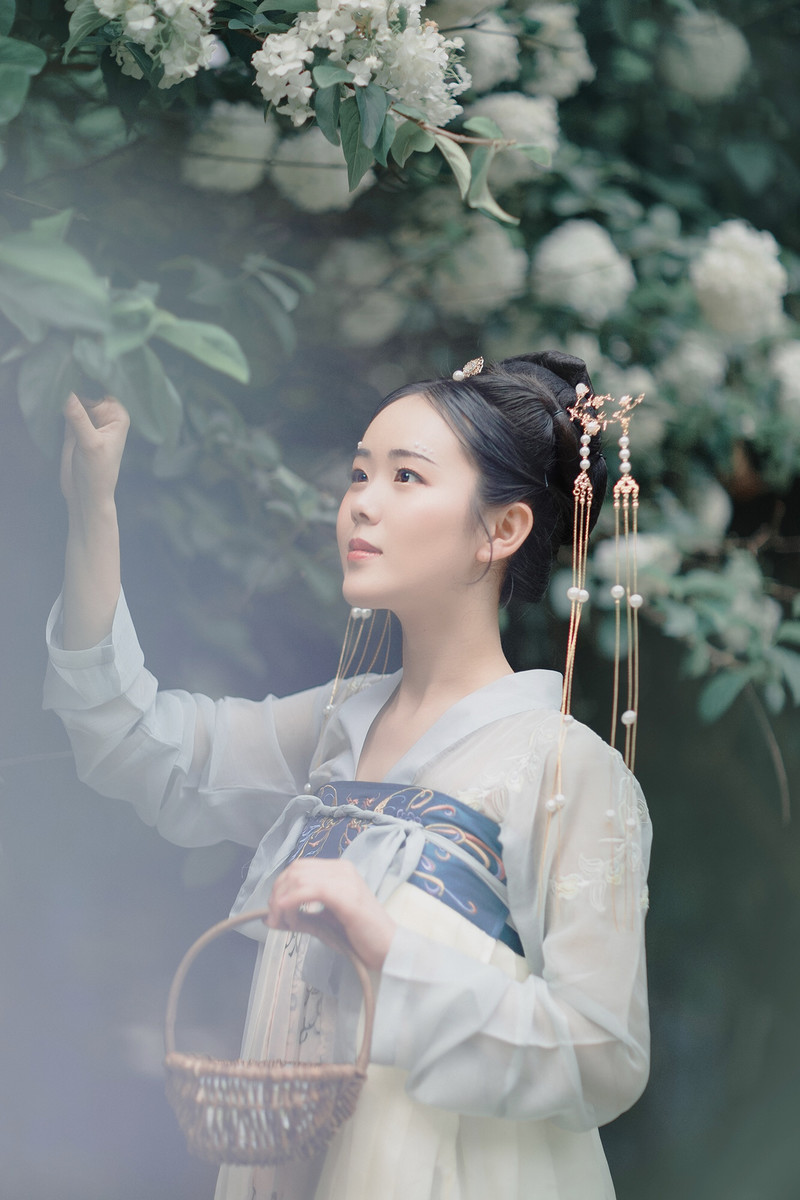 撑纸伞的汉服美女雨中唯美梦幻小清新古装写真