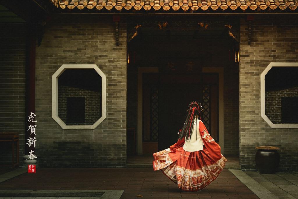 汉服少女容貌俏丽身姿窈窕图片