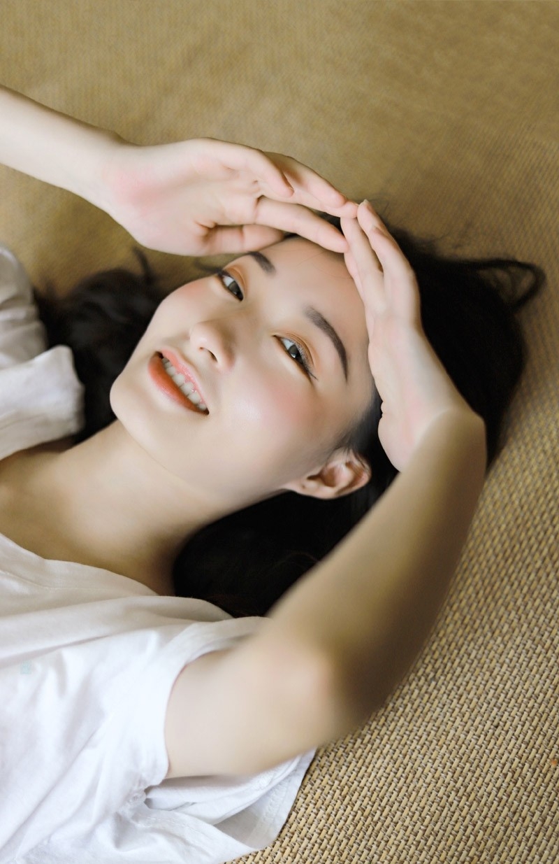 元气少女飘逸长发唇红齿白甜美笑容美女性感写真集