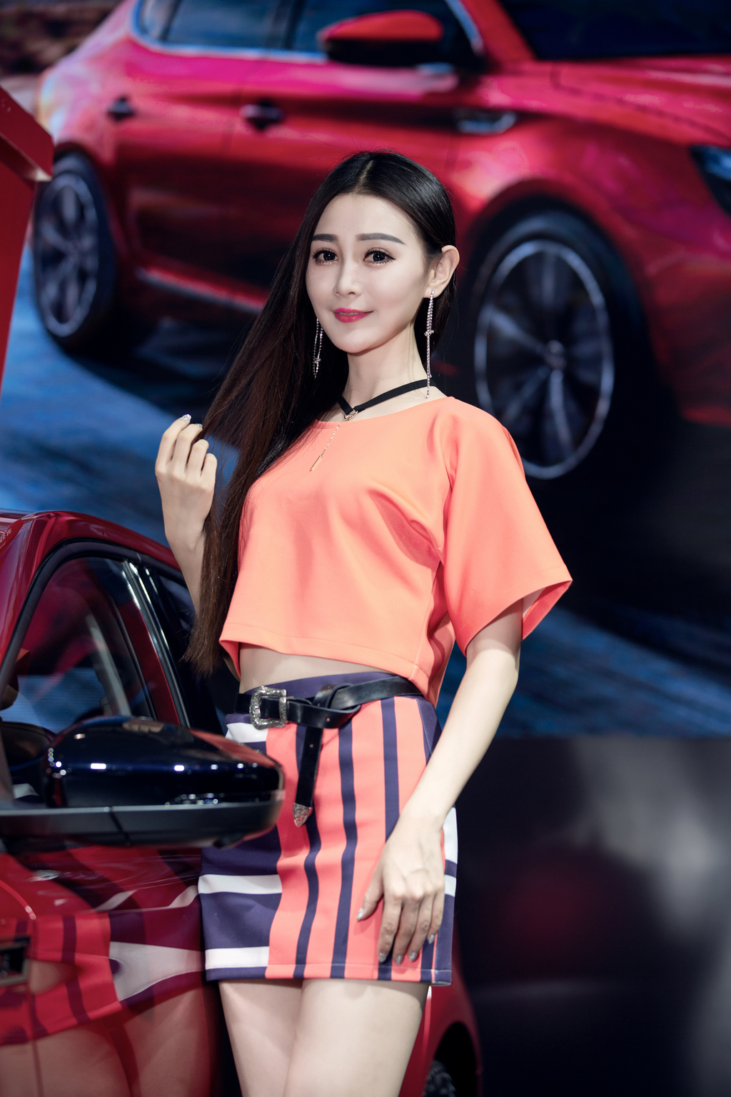 最美美女车模性感红唇完美身材2019昆明车展写真