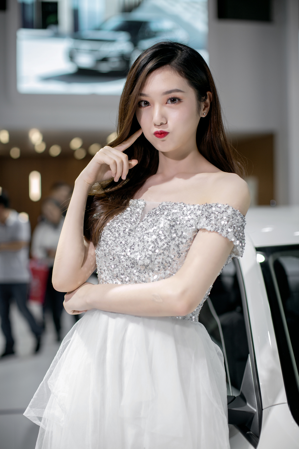 最美美女车模性感红唇完美身材2019昆明车展写真