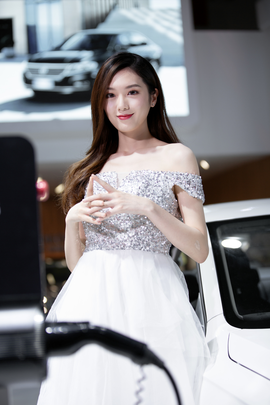 最美美女车模性感红唇完美身材2019昆明车展写真