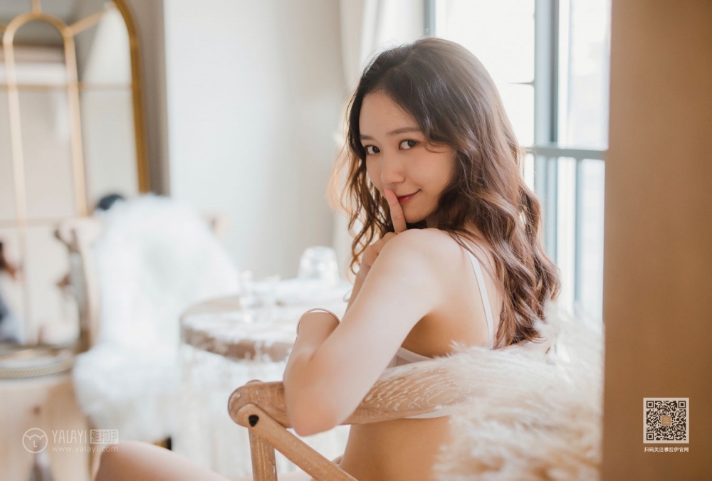肤白貌美的大长腿妹子白色蕾丝内内午后休闲时光美女人体写真
