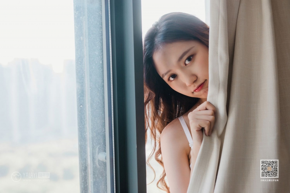 肤白貌美的大长腿妹子白色蕾丝内内午后休闲时光美女人体写真