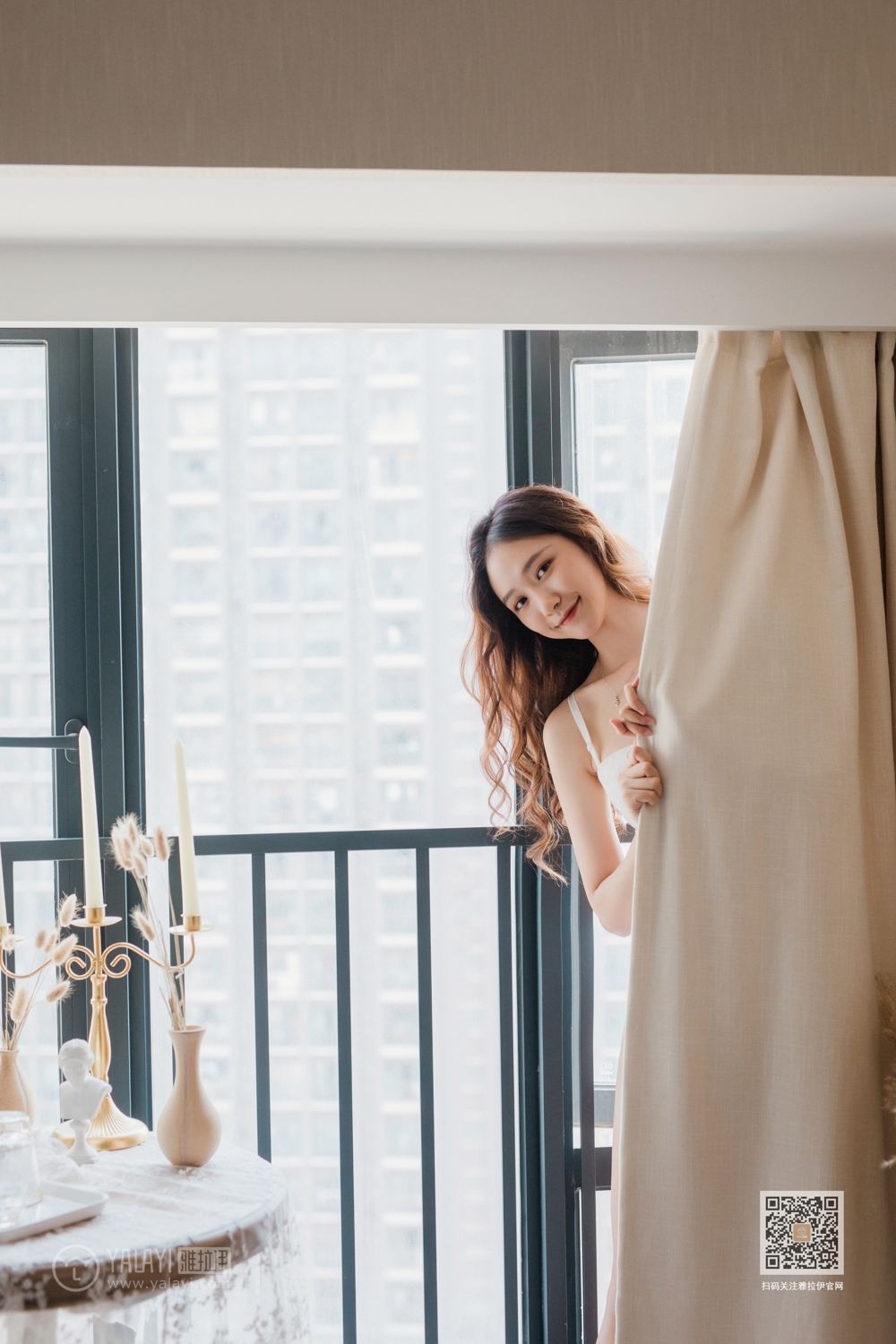 肤白貌美的大长腿妹子白色蕾丝内内午后休闲时光美女人体写真