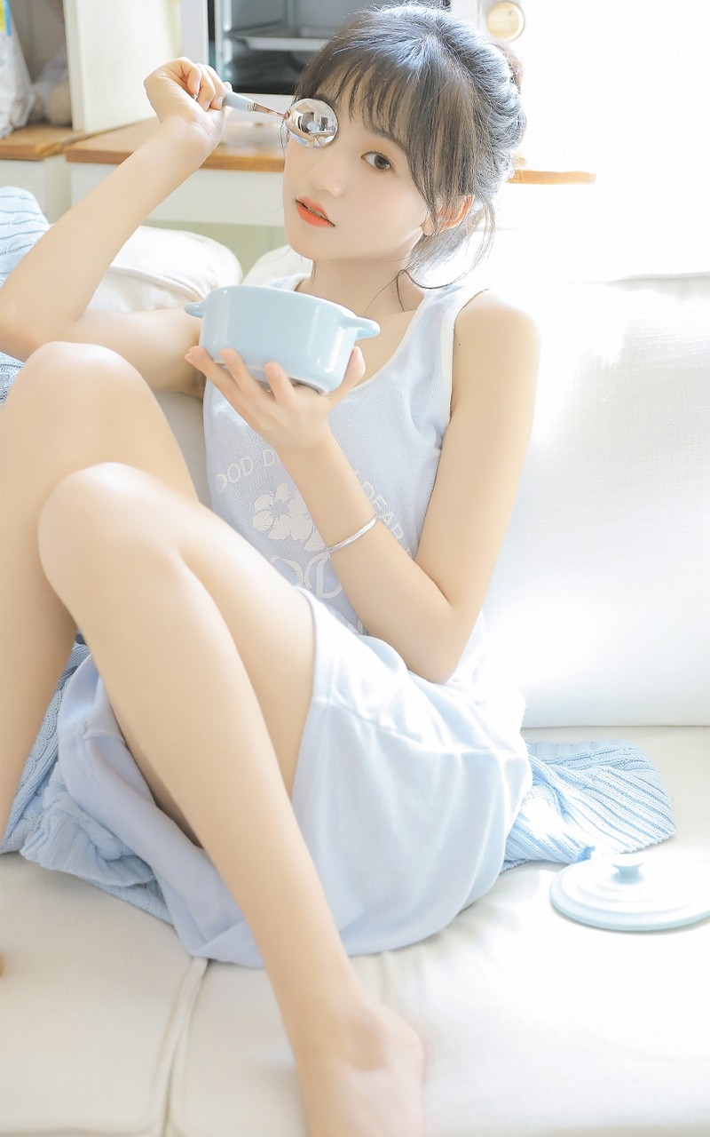 短发妹子背心长裙苗条身材写真