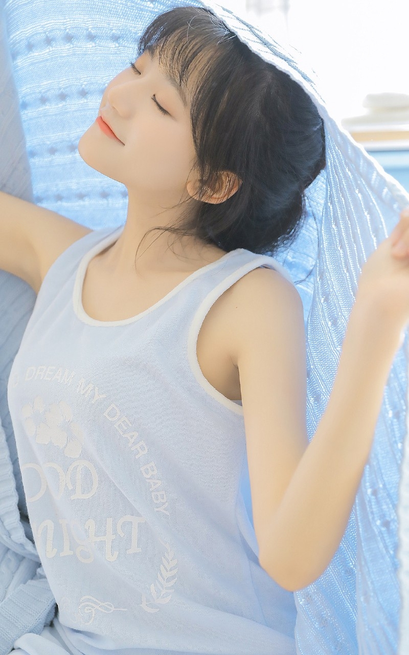 短发妹子背心长裙苗条身材写真