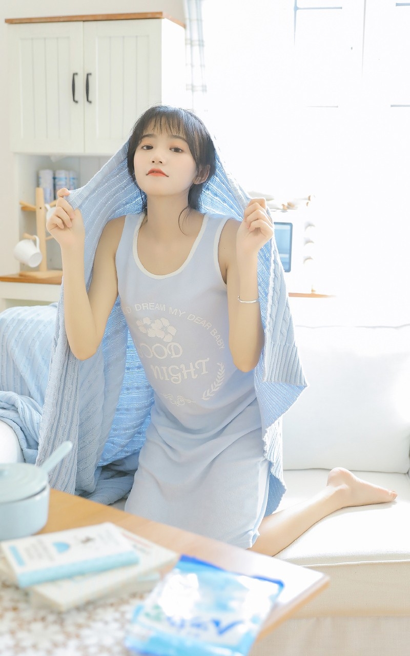 短发妹子背心长裙苗条身材写真
