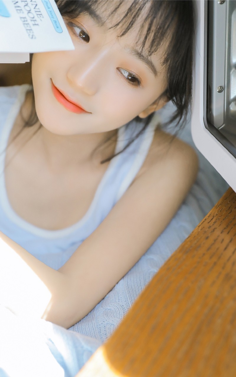 短发妹子背心长裙苗条身材写真