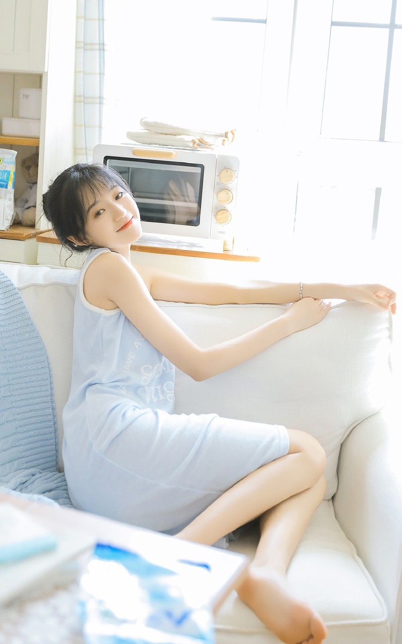 短发妹子背心长裙苗条身材写真
