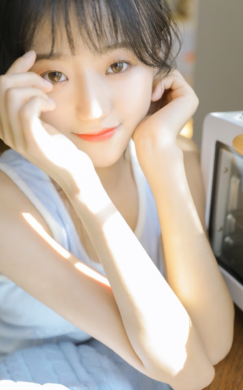 短发妹子背心长裙苗条身材写真