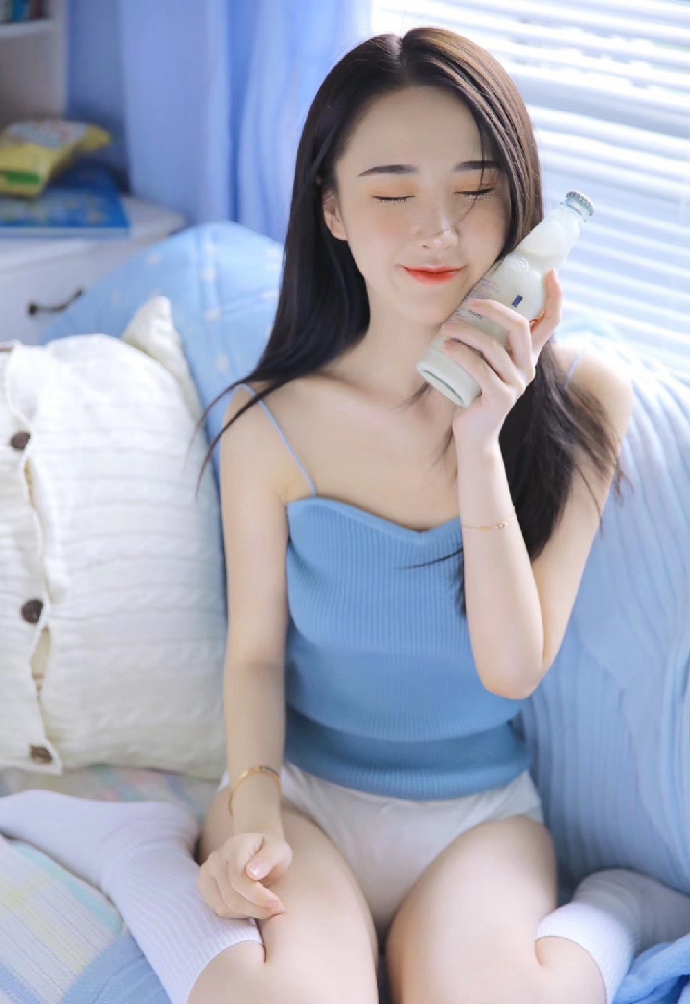 长相清秀气质清新脱俗的邻家小姐姐肤白貌美清纯个人写真