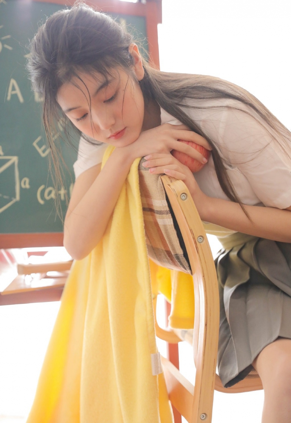 佛系少女教室学生制服肌肤嫩白唯美日系人体艺术摄影