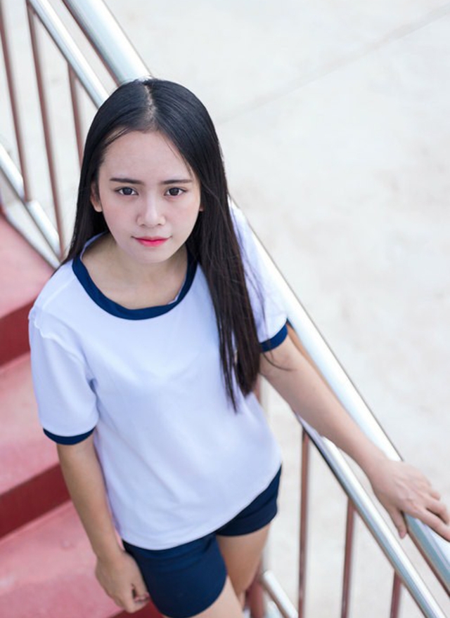 体操服小姐姐黑长直发户外写真