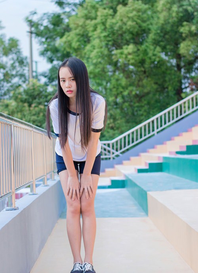 体操服小姐姐黑长直发户外写真