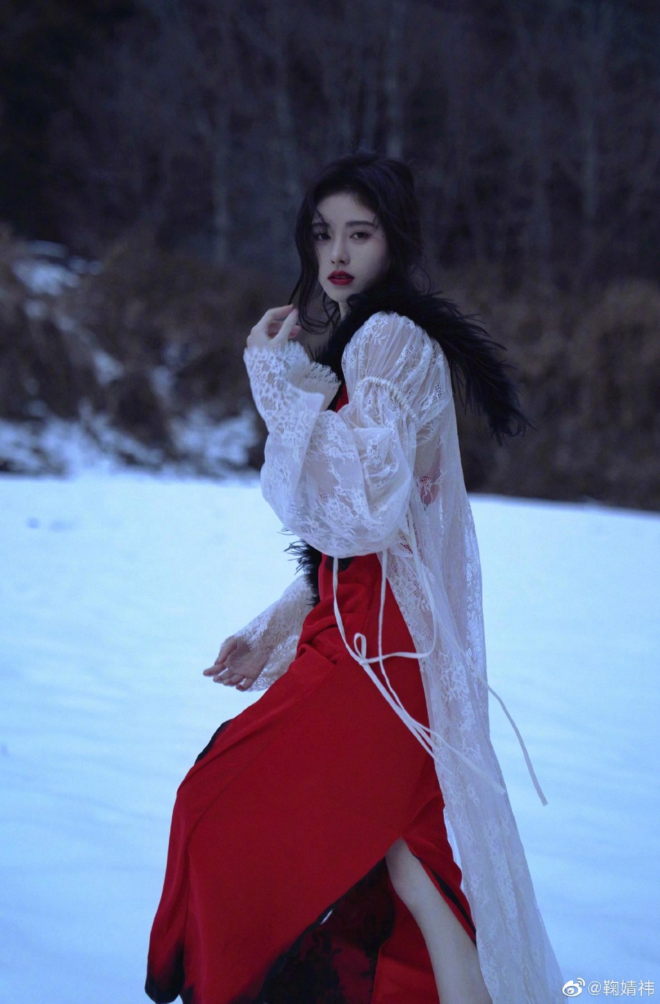 鞠婧t发丝凌乱身姿摇曳雪地写真