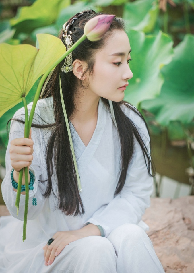 古装美女一袭白衣精致侧颜迷人笑容户外唯美写真