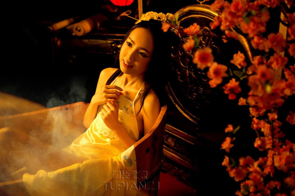 沐浴中的性感古典少女 展露完美曲线