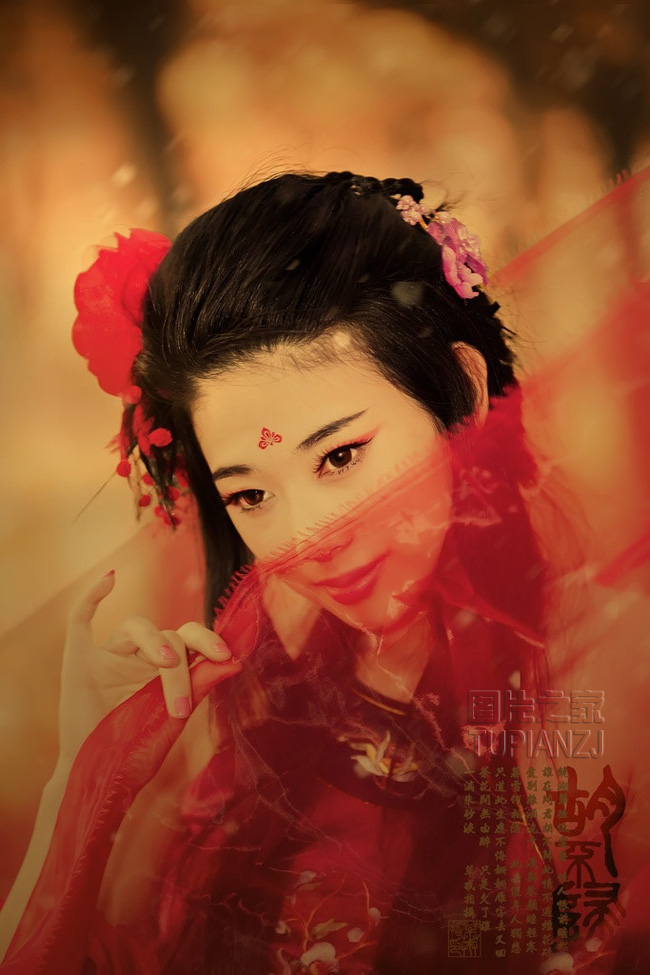 少女低头娇羞可人 红艳古装吸眼球