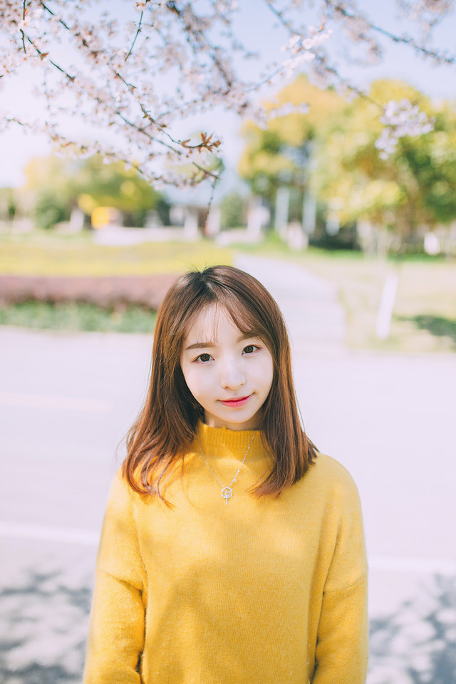 大胸翘臀的木瓜奶美女尤妮丝充满美艳春色写真
