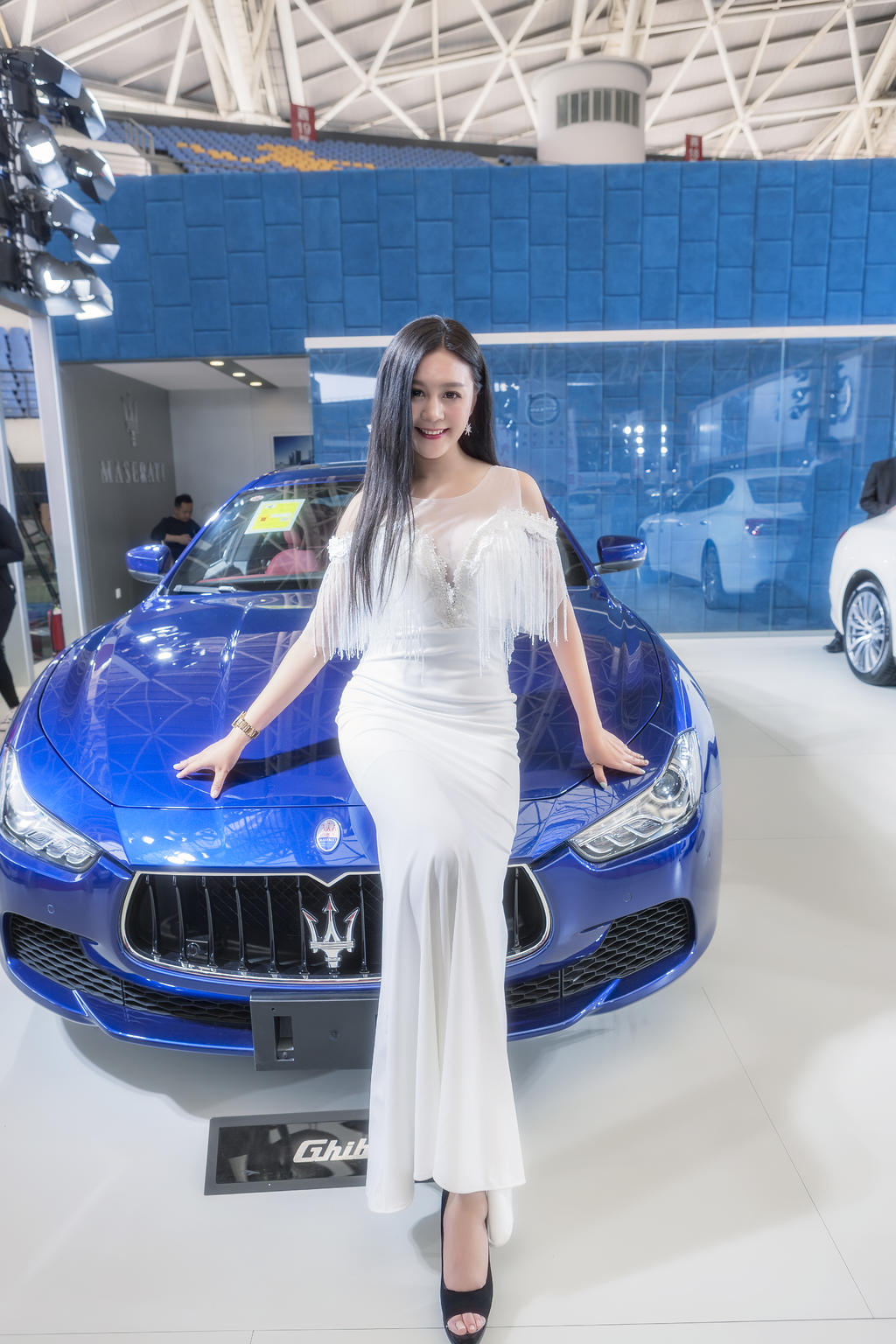 丰腴饱满的妩媚女人紧身长裙惹火性感艺术照