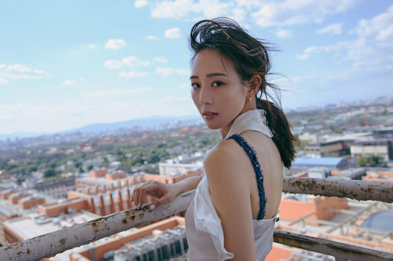 张钧甯黑白交叉露肩装美照 秀美背撩发迷人
