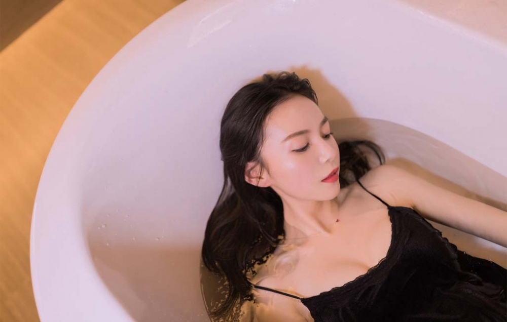 亚洲极品细腿美女丁字裤连体衣大波迷人私房照