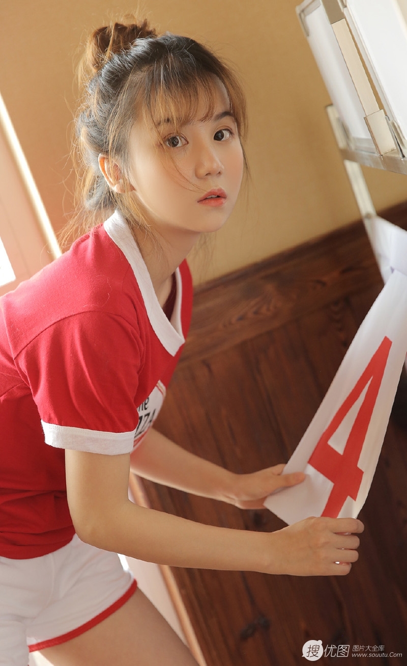 丸子头美少女运动裤大长腿写真