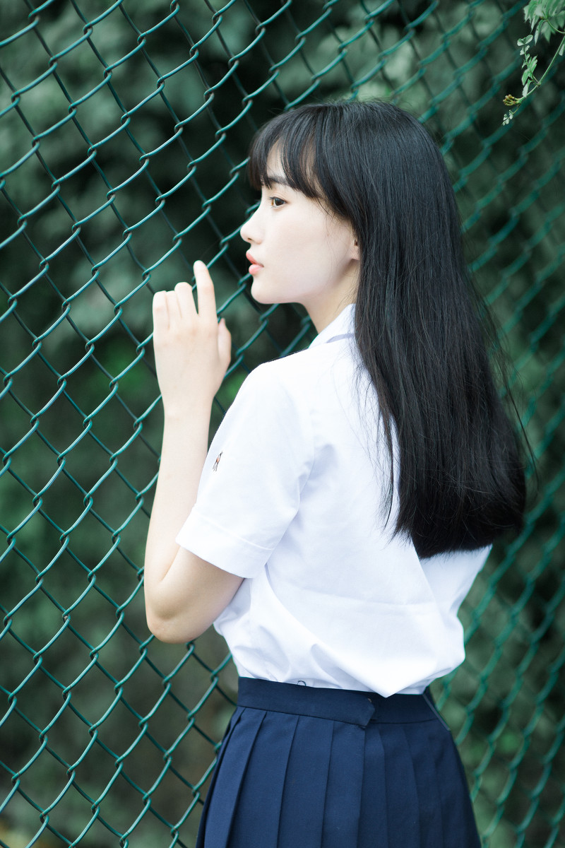 嫩白肌肤白衬衣迷你短裙刘海美女