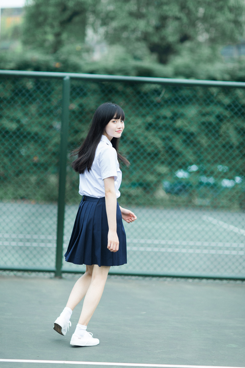 嫩白肌肤白衬衣迷你短裙刘海美女