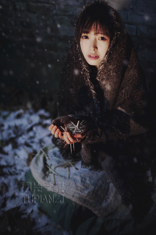 寒冷雪中女孩图片 展清纯样貌