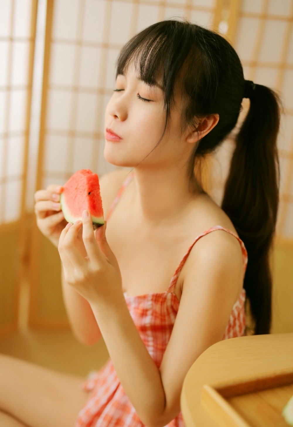 高颜值美女长发及腰超短裤大长腿虎白女粉嫩在线看