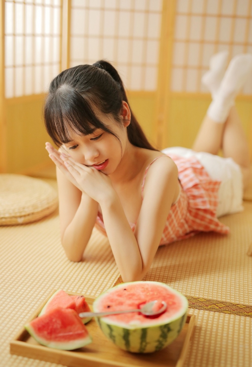 高颜值美女长发及腰超短裤大长腿虎白女粉嫩在线看