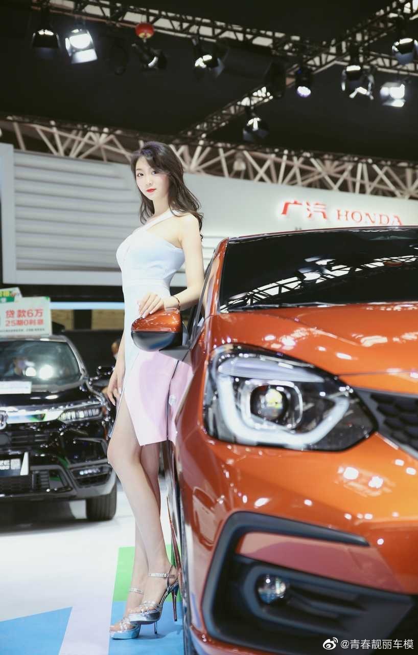 丰胸细腰的车模惹火美女辣图