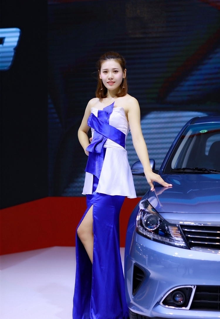 福瑞迪甜美车模现场优雅长裙香车美女图片