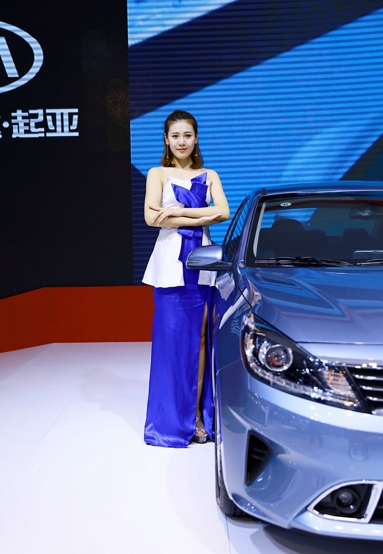 福瑞迪甜美车模现场优雅长裙香车美女图片
