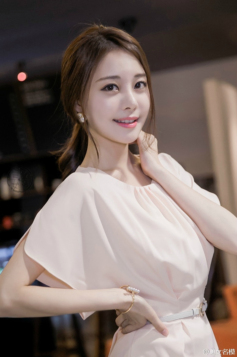 韩国高挑细白美腿漂亮女孩