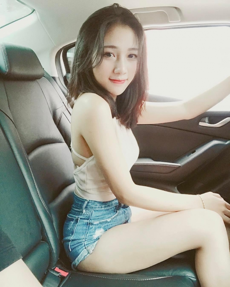白嫩妹子海边清凉性感写真