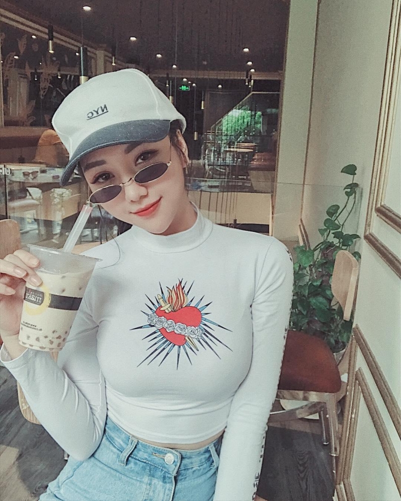 白嫩妹子海边清凉性感写真