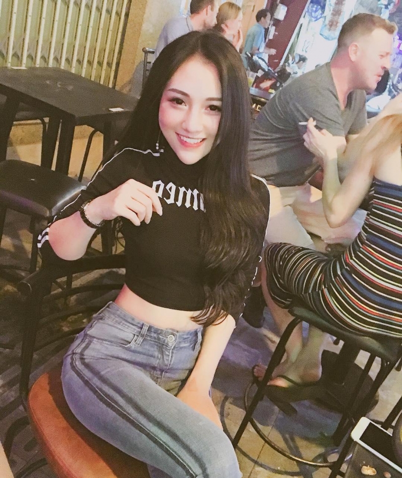 白嫩妹子海边清凉性感写真