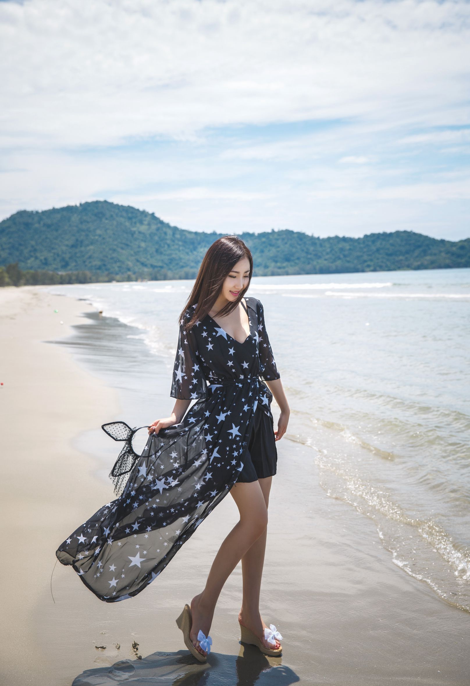 [秀人网]丝袜美女模特柒柒黑丝写真尽显丝袜诱惑